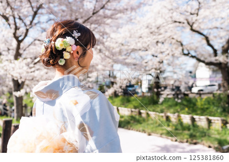 一位身著和服的中年婦女在小江戶觀光，春天這裡變成了花筏 125381860