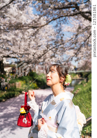 A middle-aged woman in a kimono sightseeing in Little Edo, which has turned into a flower raft in spring 125381861