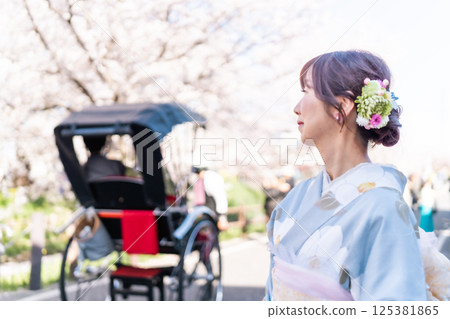 A middle-aged woman in a kimono sightseeing in Koedo in spring 125381865