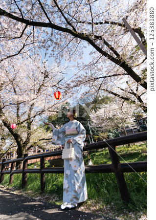 A middle-aged woman in a kimono sightseeing in Koedo in spring 125381880