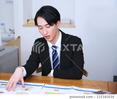 Sales image of home visit Sales image of home visit 125382038