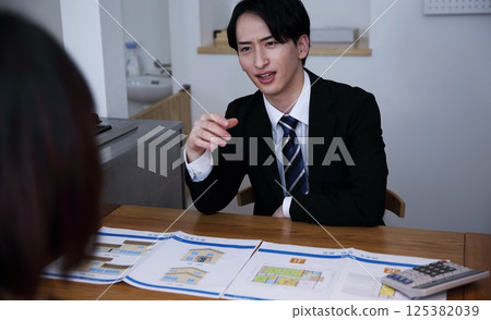 The image of unscrupulous salespeople forcing people into signing contracts 125382039