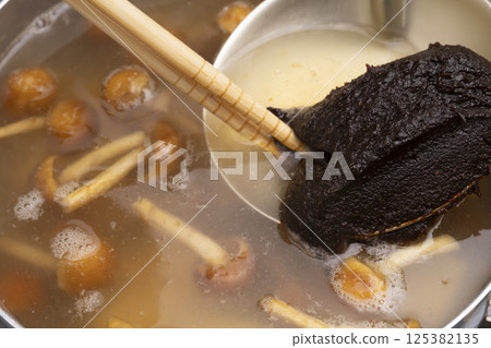 使用赤味噌製作滑子豆腐味噌湯的步驟 125382135