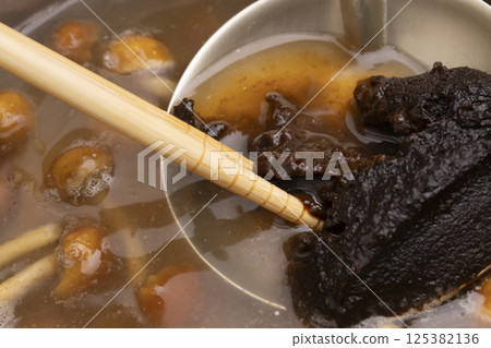 使用赤味噌製作滑子豆腐味噌湯的步驟 125382136