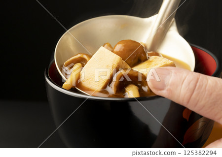 Miso soup with red miso, clams and tofu served in a bowl 125382294