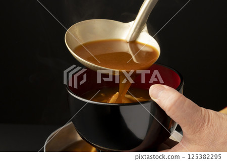 碗中盛有紅味噌、蛤蜊和豆腐的味噌湯 碗中盛有紅味噌、蛤蜊和豆腐的味噌湯 125382295