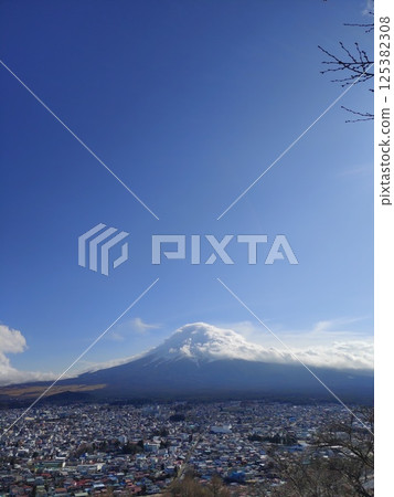 雲層覆蓋的日本富士山 125382308