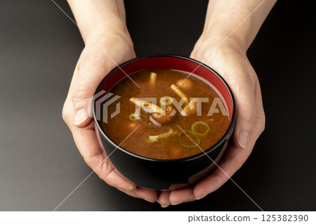 用赤味噌製作的滑子菇豆腐味噌湯 125382390