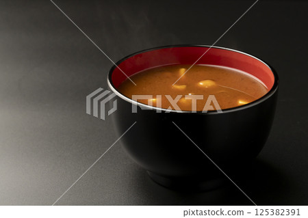 Miso soup with nameko and tofu made with red miso 125382391
