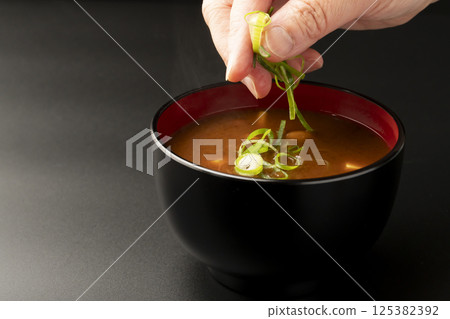 用赤味噌製作的滑子菇豆腐味噌湯 125382392