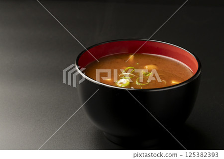 用赤味噌製作的滑子菇豆腐味噌湯 125382393