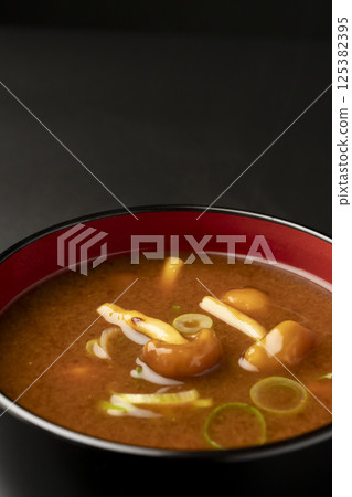 用赤味噌製作的滑子菇豆腐味噌湯 125382395