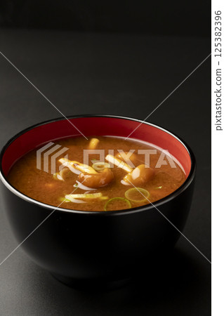 用赤味噌製作的滑子菇豆腐味噌湯 125382396
