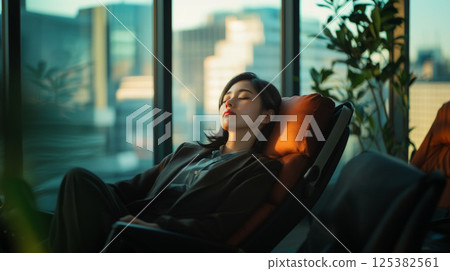 woman relaxing in the office 125382561