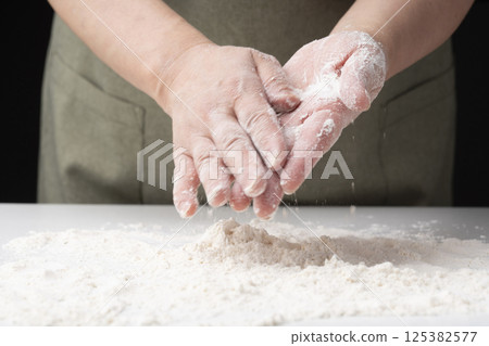 Flour, bread, udon, pizza, pasta making 125382577