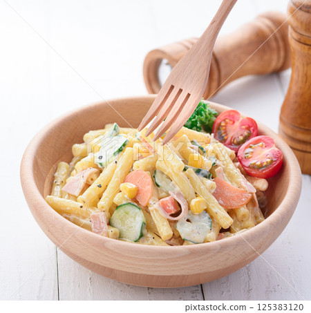 用木碗盛裝的通心粉沙拉 125383120