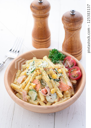 用木碗盛裝的通心粉沙拉 125383137