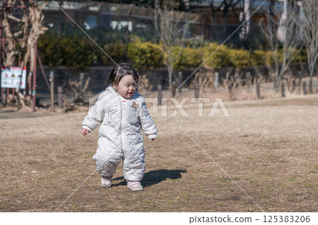 [一歲兒童在相模原市立麻溝公園的草地上玩耍] 125383206