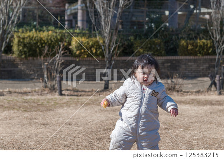 [一歲兒童在相模原市立麻溝公園的草地上玩耍] 125383215