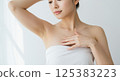 年輕女子脫腋毛後展示其美麗肌膚的美容圖片（白色背景） 125383223