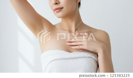 年輕女子脫腋毛後展示其美麗肌膚的美容圖片(白色背景) 年輕女子脫腋毛後展示其美麗肌膚的美容圖片(白色背景) 125383225