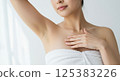 年輕女子脫腋毛後展示其美麗肌膚的美容圖片（白色背景） 125383226