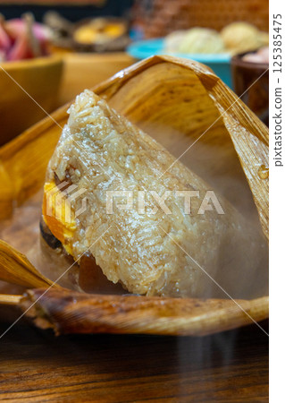 粽子, 打開, 粽葉, 糯米, 餡料,台灣,中國 粽子, 打開, 粽葉, 糯米, 餡料,台灣,中國 125385475