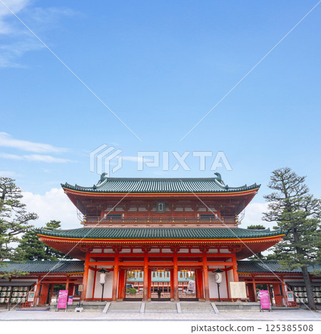 Heian Shrine Otenmon Gate in the early morning Heian Shrine Otenmon Gate in the early morning 125385508