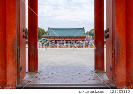 從大天門看平安神宮外拜殿 從大天門看平安神宮外拜殿 125385510