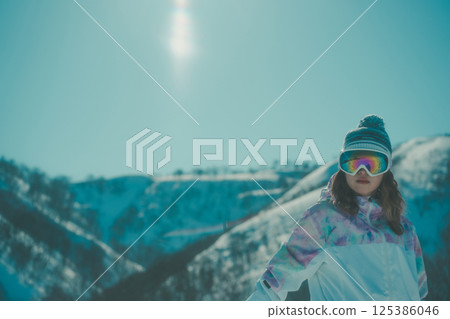 snowboarder, snowboard, snowboarding 125386046