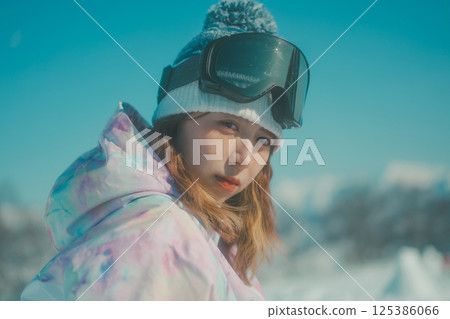 滑雪板 滑雪者 女生 125386066