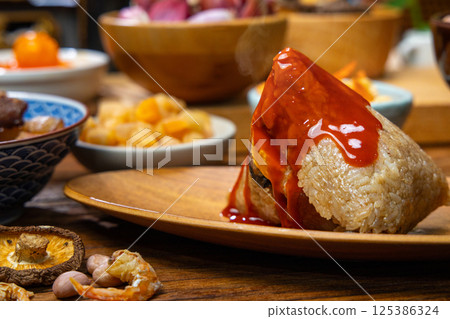 Zongzi, Zongzi leaves, glutinous rice, fillings, Chinese culture, sweet and spicy sauce, coriander, Taiwan, China 125386324