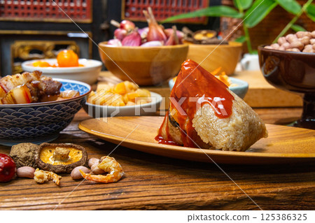 粽子, 粽葉, 糯米, 餡料, 中華文化, 甜辣醬,香菜, 台灣,中國 粽子, 粽葉, 糯米, 餡料, 中華文化, 甜辣醬,香菜, 台灣,中國 125386325