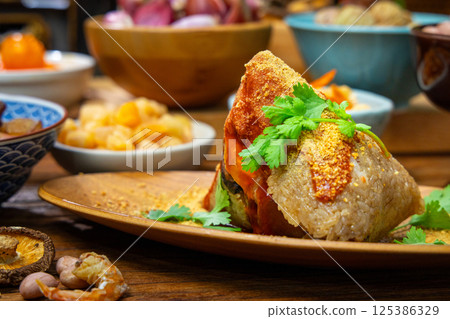 Zongzi, Zongzi leaves, glutinous rice, fillings, Chinese culture, sweet and spicy sauce, coriander, Taiwan, China 125386329