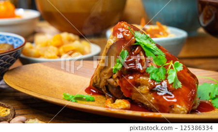 Zongzi, Zongzi leaves, glutinous rice, fillings, Chinese culture, sweet and spicy sauce, coriander, Taiwan, China 125386334