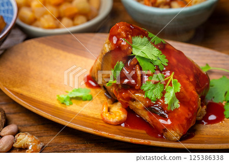 Zongzi, Zongzi leaves, glutinous rice, fillings, Chinese culture, sweet and spicy sauce, coriander, Taiwan, China 125386338