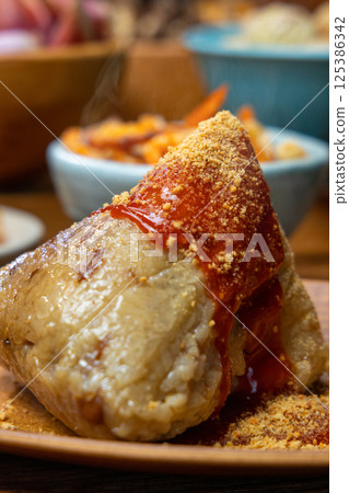 Zongzi, Zongzi leaves, glutinous rice, fillings, Chinese culture, sweet and spicy sauce, coriander, Taiwan, China 125386342