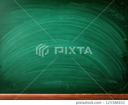 一塊被擦掉粉筆的黑板(AI 產生的圖像) 一塊被擦掉粉筆的黑板(AI 產生的圖像) 125386832