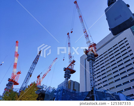 Crane towering in the blue sky Crane towering in the blue sky 125387333