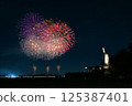 開花在夏夜天空的煙花 125387401