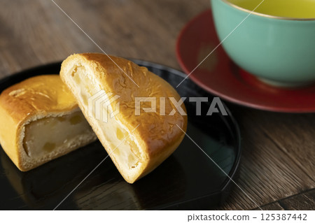 Chestnut monkey and tea Chestnut monkey and tea 125387442
