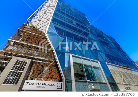 東京澀谷區、神宮前十字路口、東急廣場原宿「原門」的城市景觀 125387706