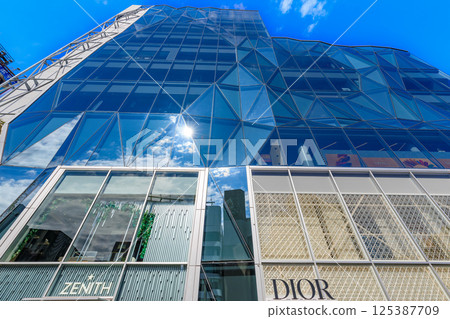 Tokyo: Shibuya Ward cityscape, Jingumae intersection, Tokyu Plaza Harajuku "Harakado" 125387709