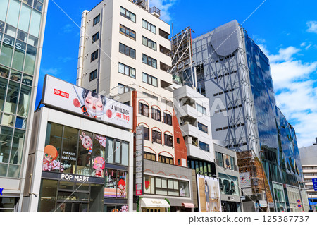東京:澀谷區城市景觀:原宿 KY 大廈和東急廣場原宿“原門” 東京:澀谷區城市景觀:原宿 KY 大廈和東急廣場原宿“原門” 125387737