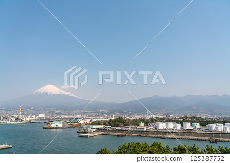 [Shizuoka Prefecture] Tagonoura Port in spring and Mt. Fuji in clear skies 125387752