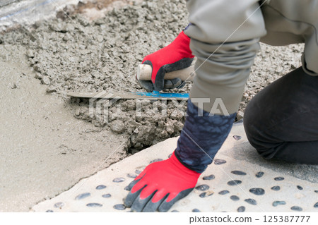 抹灰工是負責完成混凝土的工匠。 125387777