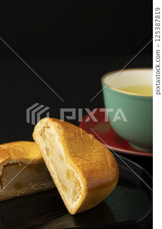 Chestnut monkey and tea 125387819