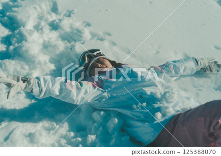 snowboard, snowboarding, female 125388070