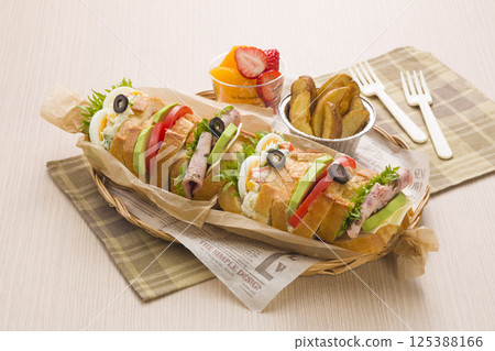 Baguette sandwich lunch box 125388166