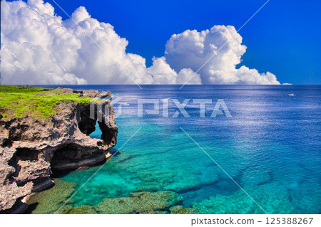 萬座毛美麗的珊瑚礁海 萬座毛美麗的珊瑚礁海 125388267